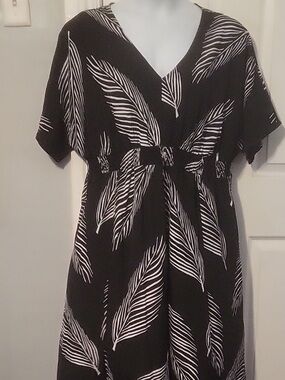 NWT Curvzy Black and White Leaf-Print V-Neck Maxi Dress